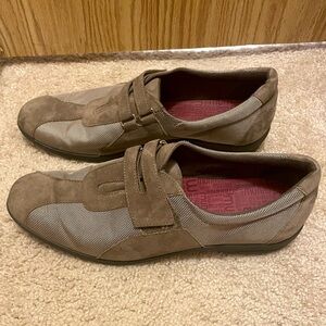 Munro Joliet Shoes in Khaki and Suede